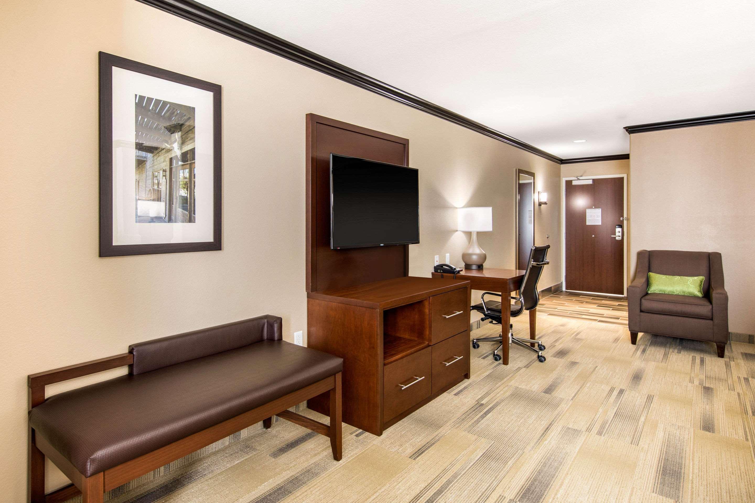Comfort Suites Либерал Экстерьер фото